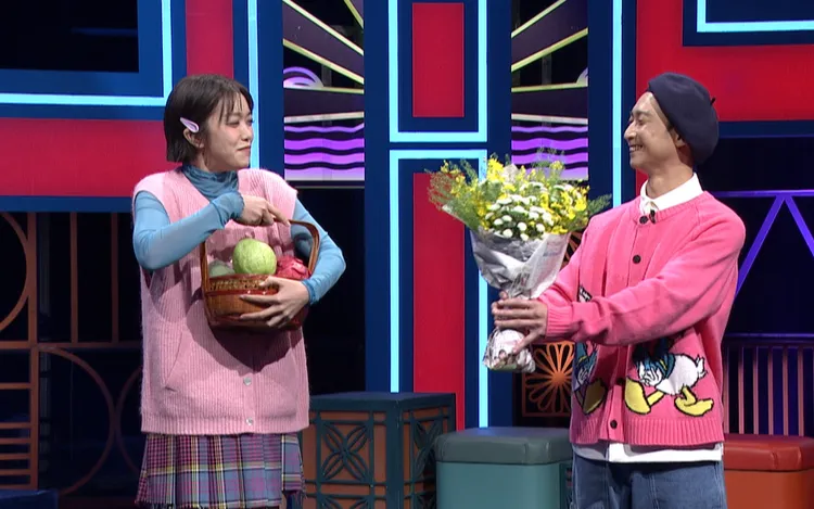 大霈（左）、浩子互相送禮感謝對方。公視台語台提供