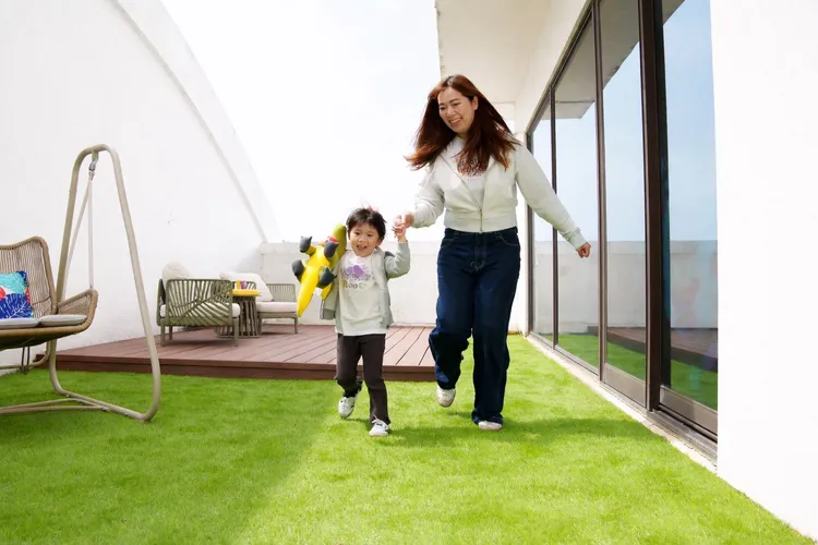 淡水福容無敵海景露營主題房陽台。業者提供