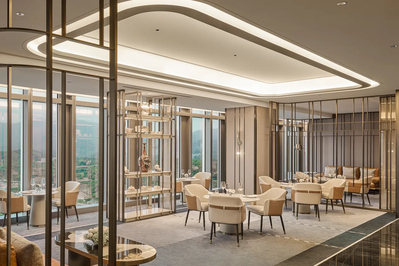 入住「雙寵奢享買一送一」住房專案尊享貴賓軒行政酒廊禮遇，享受在高空25樓舒適空間俯瞰台北市絕美城市與山景交織絕美天際線。台北漢來大飯店提供