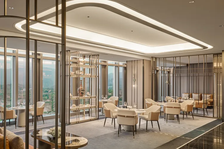 入住「雙寵奢享買一送一」住房專案尊享貴賓軒行政酒廊禮遇，享受在高空25樓舒適空間俯瞰台北市絕美城市與山景交織絕美天際線。台北漢來大飯店提供