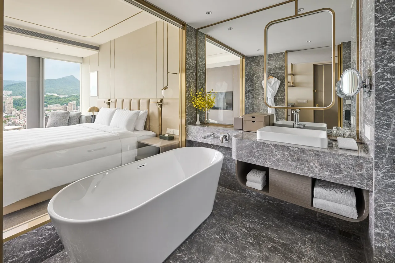 台北漢來大飯店即日起至3/31推出「雙寵奢享買一送一」住房專案，行政豪華客房買一晚送一晚1萬9000元。台北漢來大飯店提供