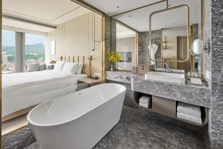 台北漢來大飯店即日起至3/31推出「雙寵奢享買一送一」住房專案，行政豪華客房買一晚送一晚1萬9000元。台北漢來大飯店提供