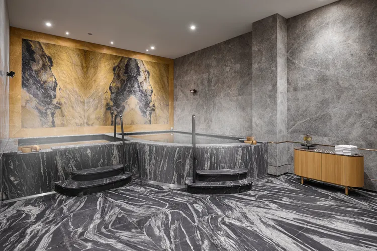 春日出遊必體驗溫暖身心的三溫暖設施，在奢華大氣的國際俱樂部空間享受放鬆療癒時光。台北漢來大飯店提供