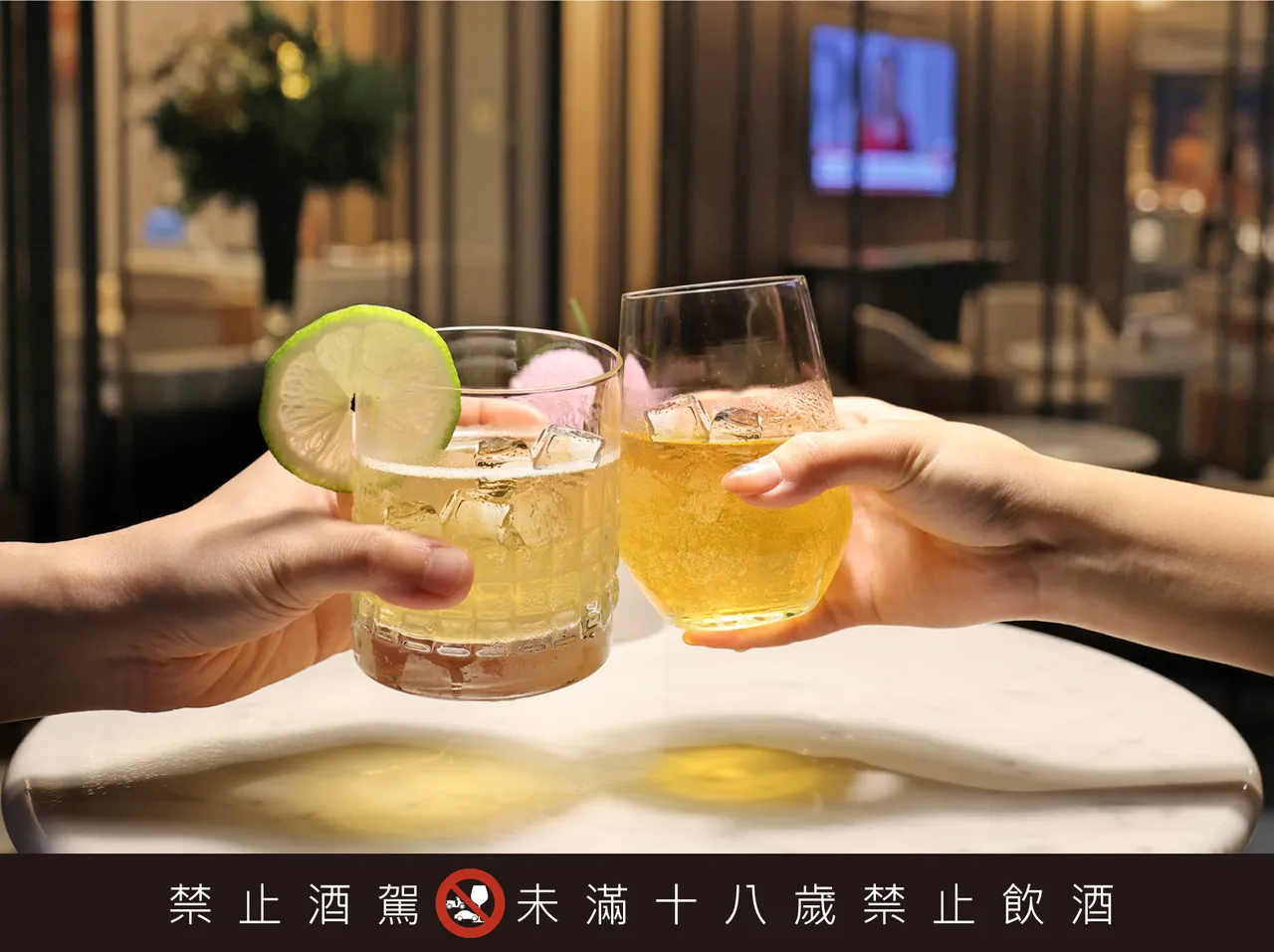 貴賓軒行政酒廊平日Happy Hour限定推出創意茶酒「遇見南港」及「桂花香」。台北漢來大飯店提供