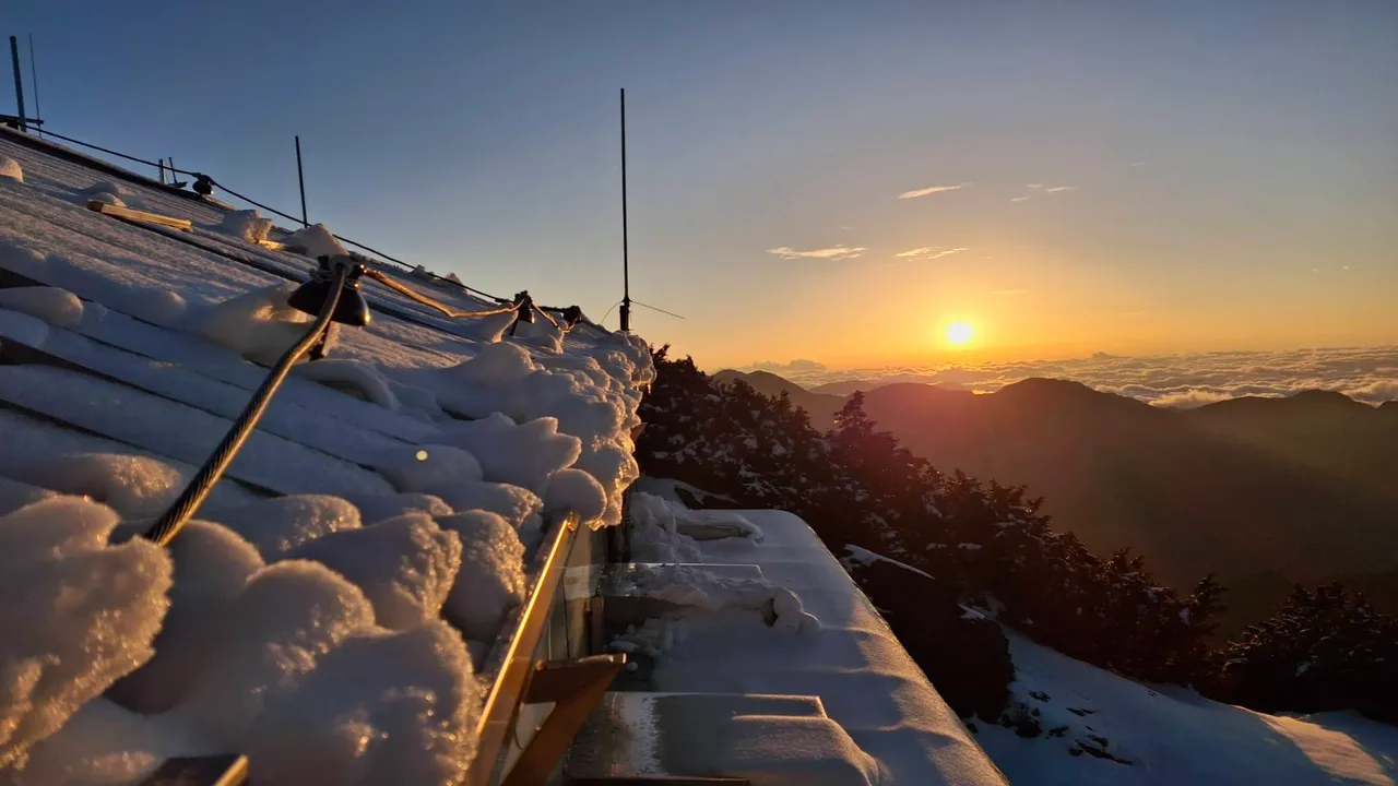 金色陽光灑落在白色玉山，形成絕美景色。氣象署提供