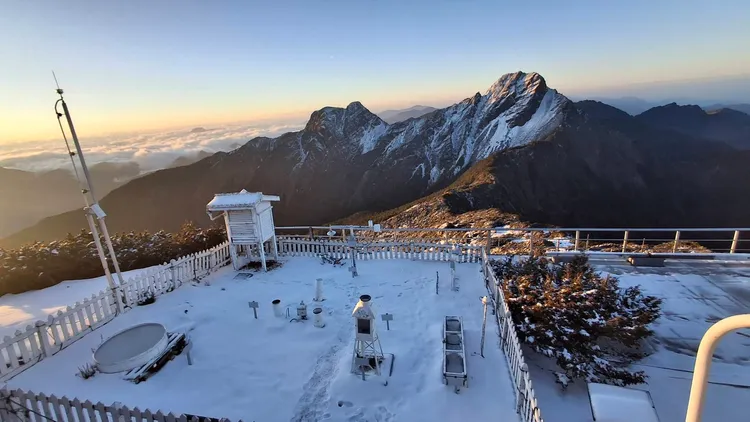 陽光照射在一片雪地上，宛如童話。氣象署提供