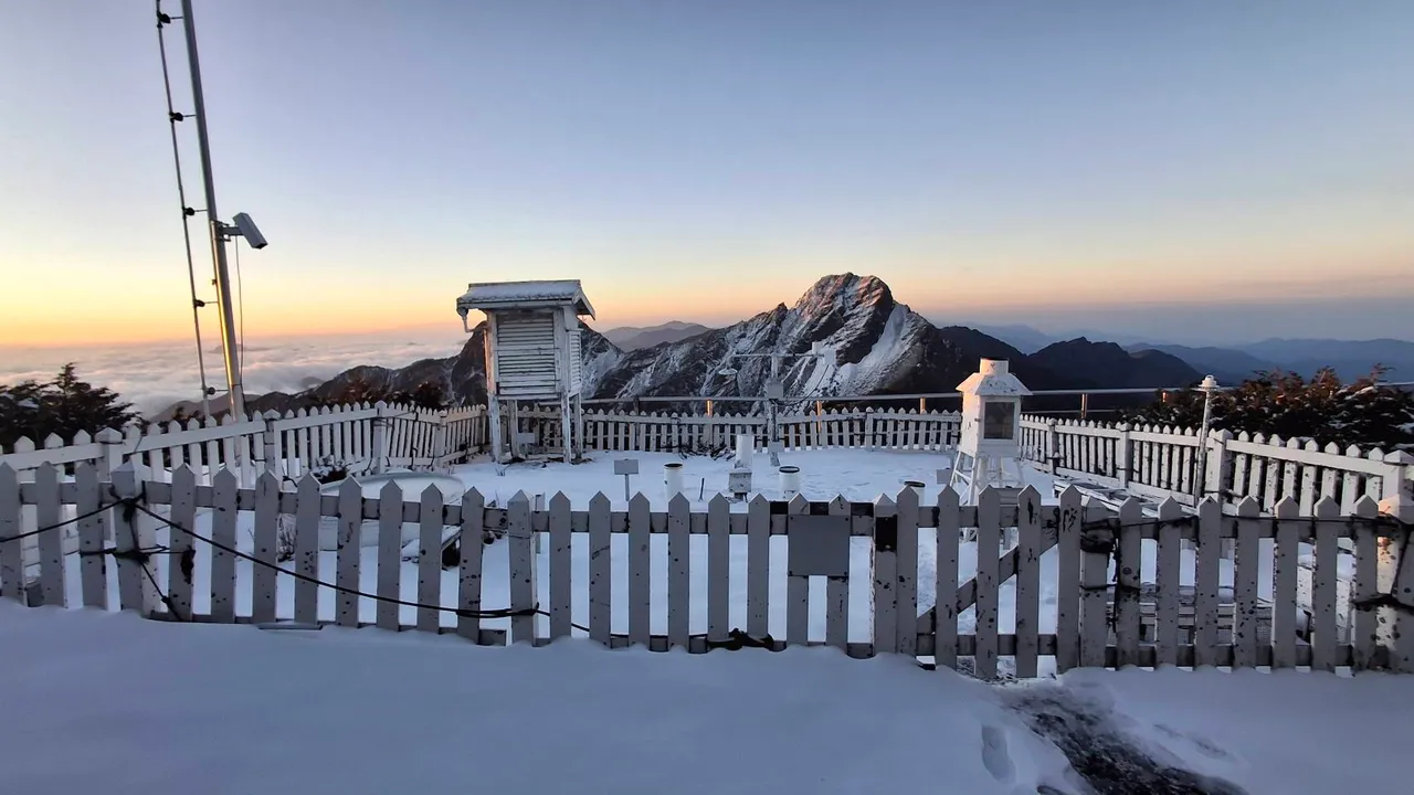 玉山氣象站今晨仍有積雪約5公分。氣象署提供