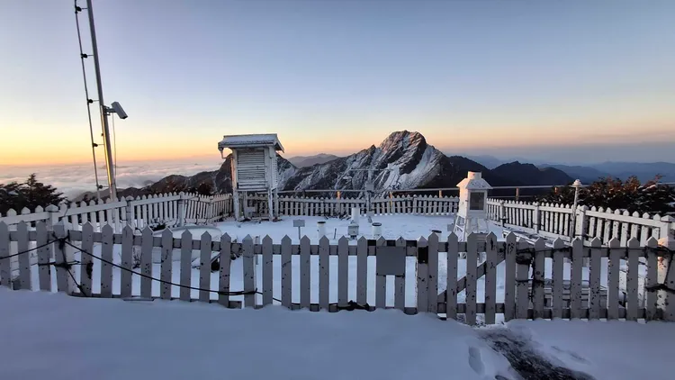 玉山氣象站今晨仍有積雪約5公分。氣象署提供