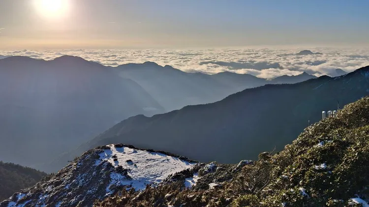 陽光照射在一片雪地上，宛如童話。氣象署提供