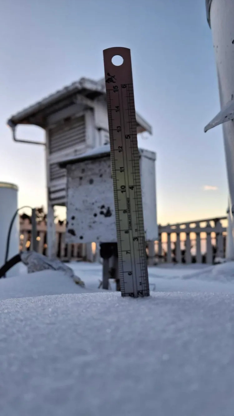 玉山氣象站今晨仍有積雪約5公分。氣象署提供