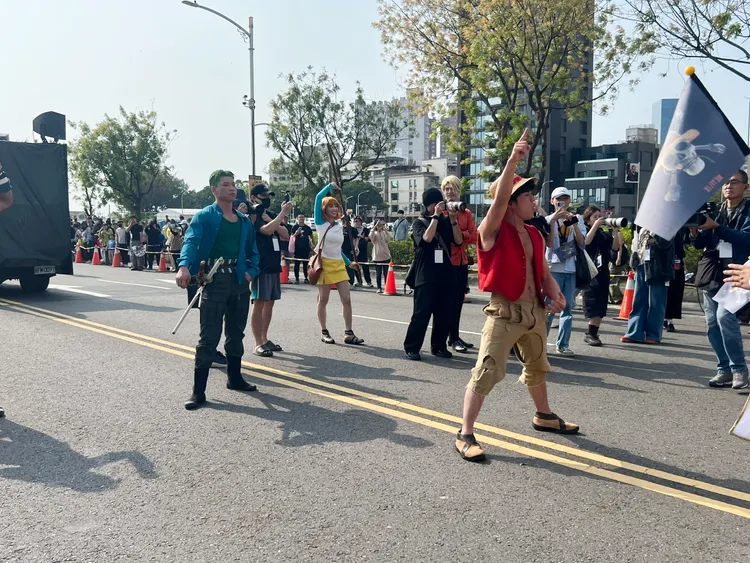 草帽海賊團領軍遊行隊伍前進。陳薇安攝