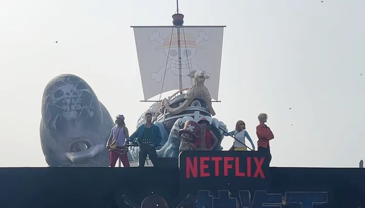 「草帽海賊團」騙人布（左起）、索隆、魯夫、娜美、香吉士合體喬巴和梅利號。陳薇安攝