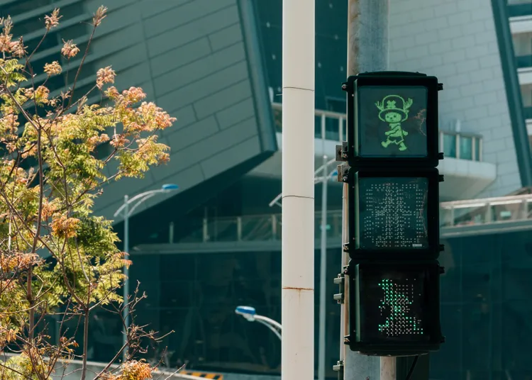 「喬巴主題行人號誌燈」遍佈高雄街口。Netflix提供