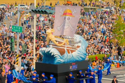 直擊｜媽祖開路《航海王》梅利號開進高雄港！魯夫、喬巴都來遊行8萬人瘋狂