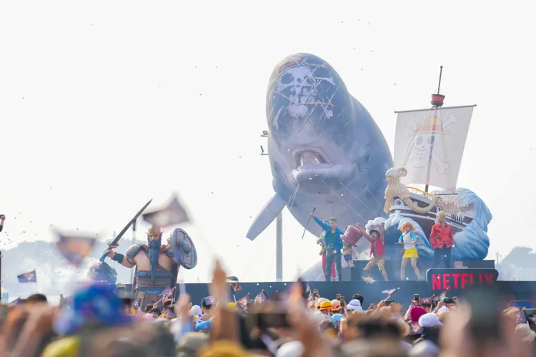 草帽海賊團、黃金梅利號、巨鯨拉布與巨人登台，高雄港成為熱鬧的海賊嘉年華。Netflix提供