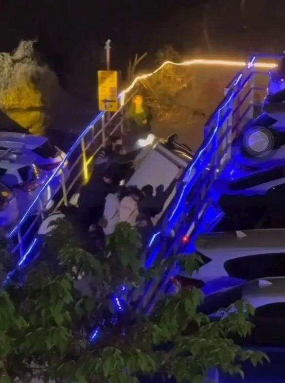 眾人合力抬起車子救出施男，但他送醫搶救仍不治。民眾提供