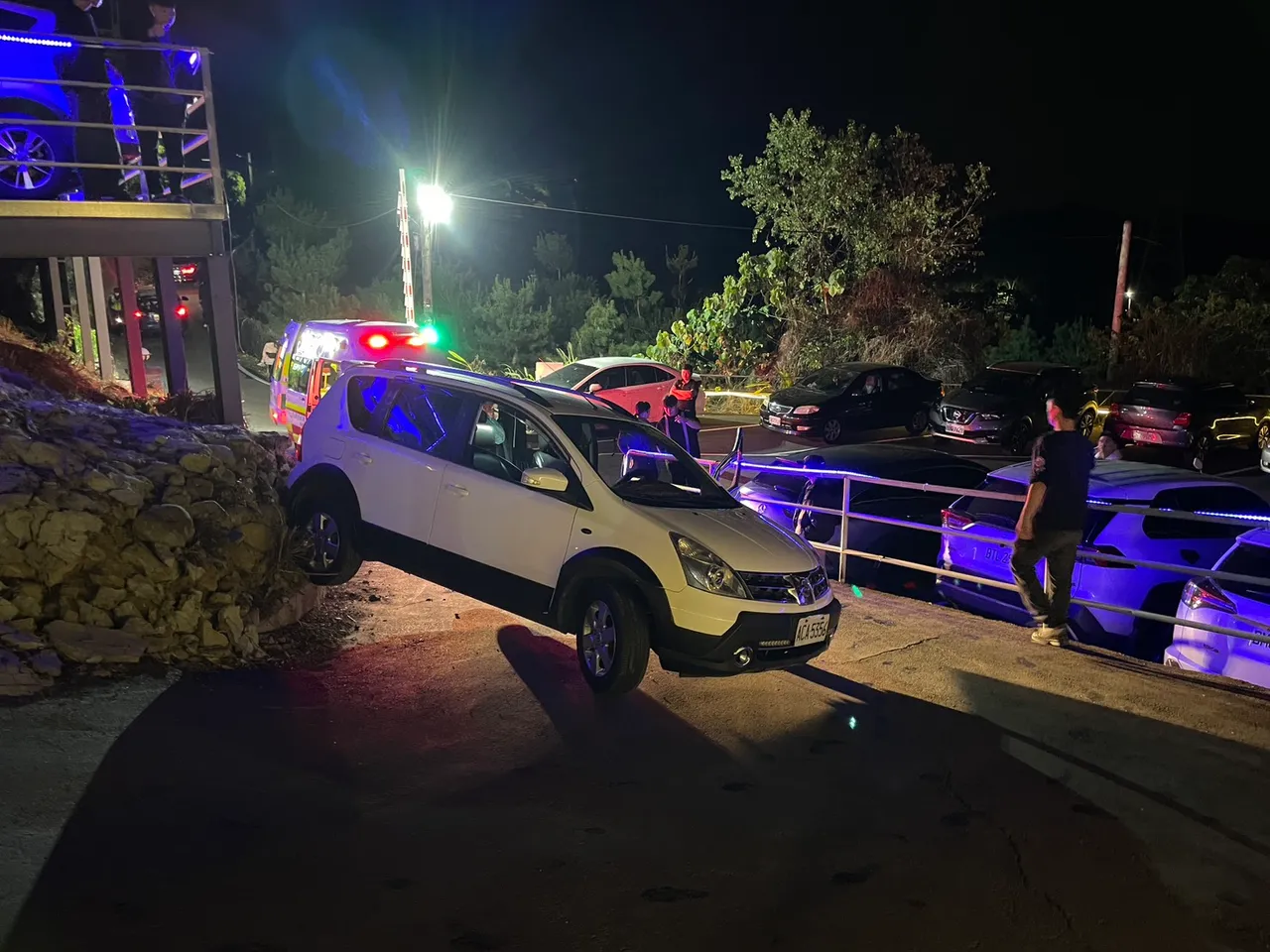 當時施男女友還在車上，飽受驚嚇。民眾提供