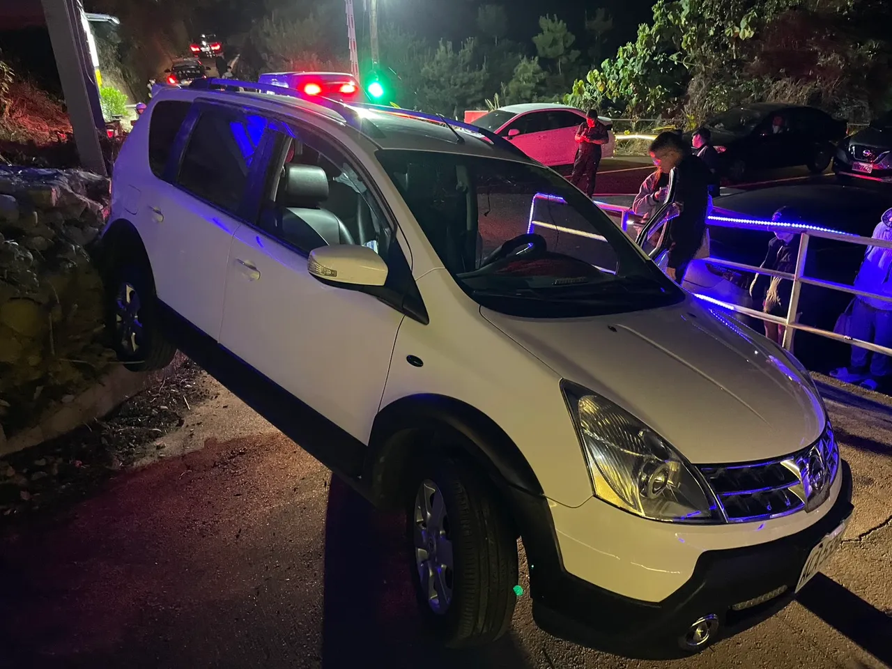 施男駕駛的自小客車。民眾提供