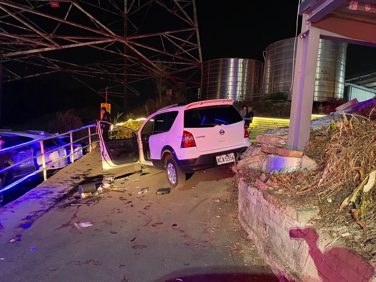事故發生在霧峰區萊園路一家近來爆紅的泡腳夜景餐廳停車場。民眾提供