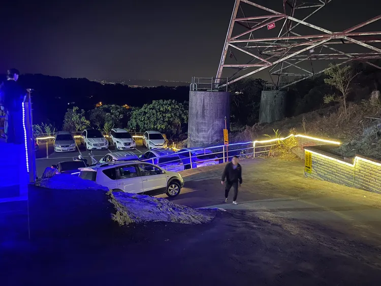 施男的車子從左下方的駁坎處翻覆。民眾提供