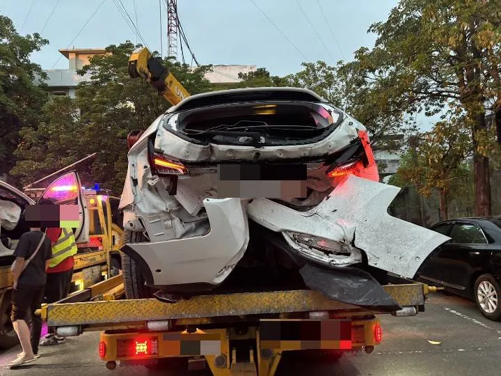 小客車遭追撞翻覆成廢鐵。翻攝畫面