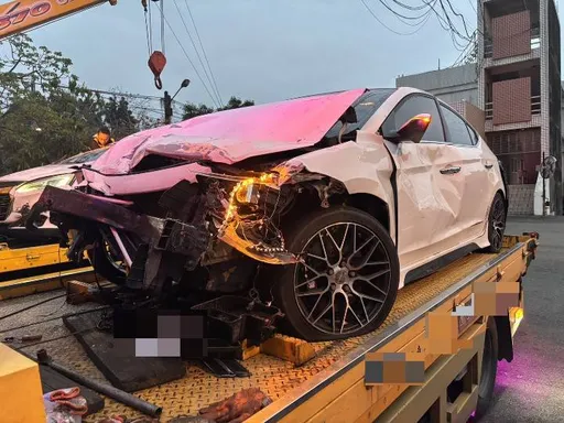 27歲男恍神追撞前車！車輛翻覆撞成廢鐵　女駕駛命大沒事