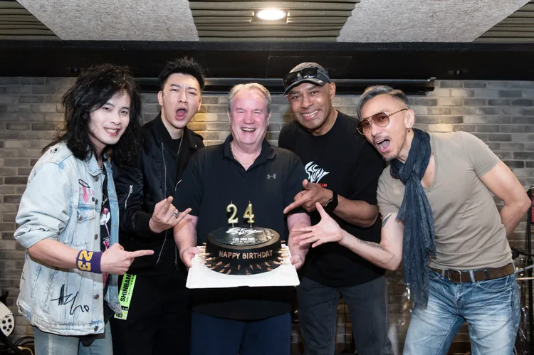 恩師司徒松(中)驚喜現身獻搖滾蛋糕祝福 。信世紀音樂提供