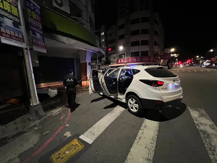 李男自撞路旁樑柱才停下，他精神恍惚，毒品檢測呈現陽性反應。民眾提供