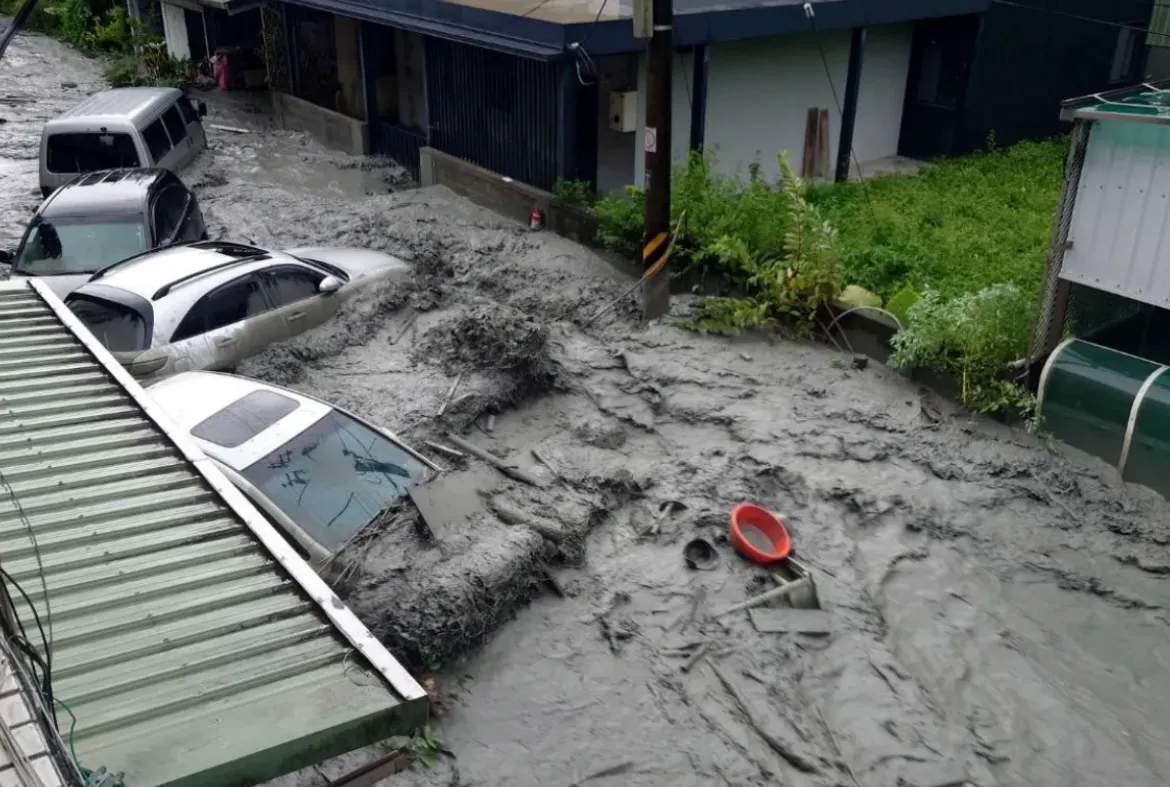 花蓮馬太鞍溪堰塞湖溢流，導致光復鄉一帶死傷慘重。翻攝爆料公社公開版臉書