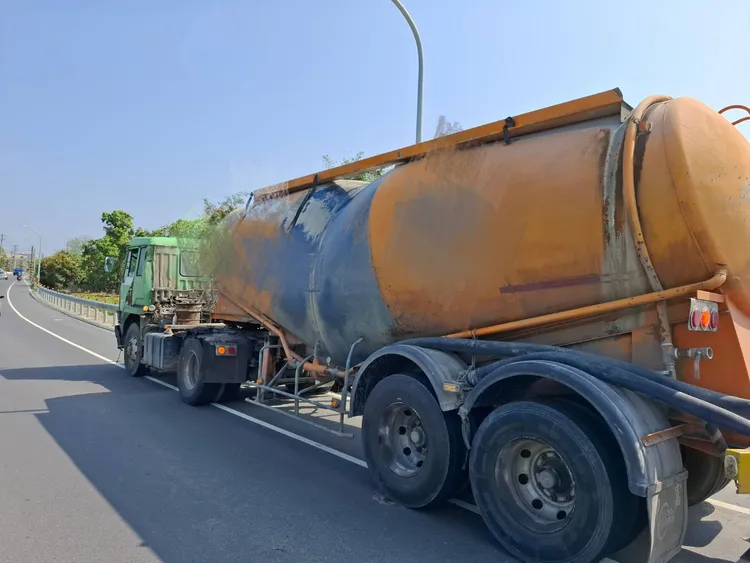 郭男疑似要閃避慢車道上的醫療輔具，與曳引車擦撞。民眾提供