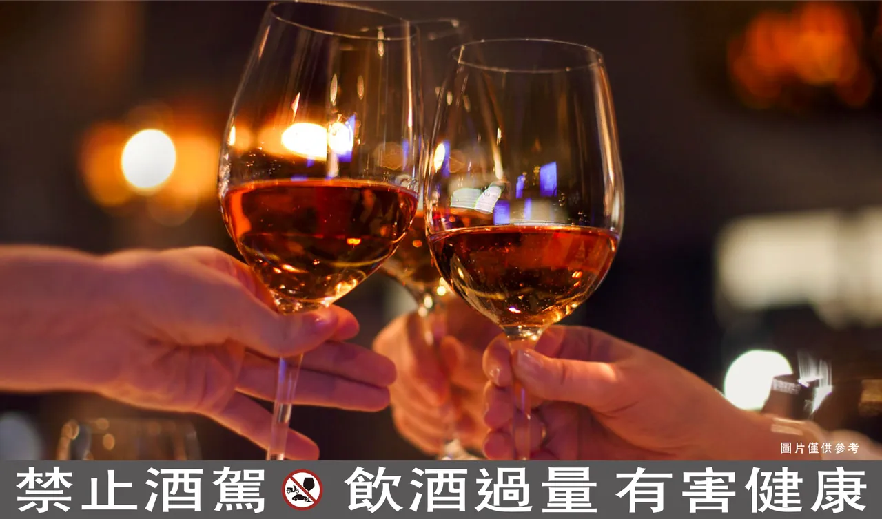 台北萬豪酒店大廳酒吧Lobby Lounge則推出「暢飲歡樂時光」不限平假日，每日指定時段享指定生啤酒無限暢飲，以及指定香檳、紅白酒買一送一。業者提供