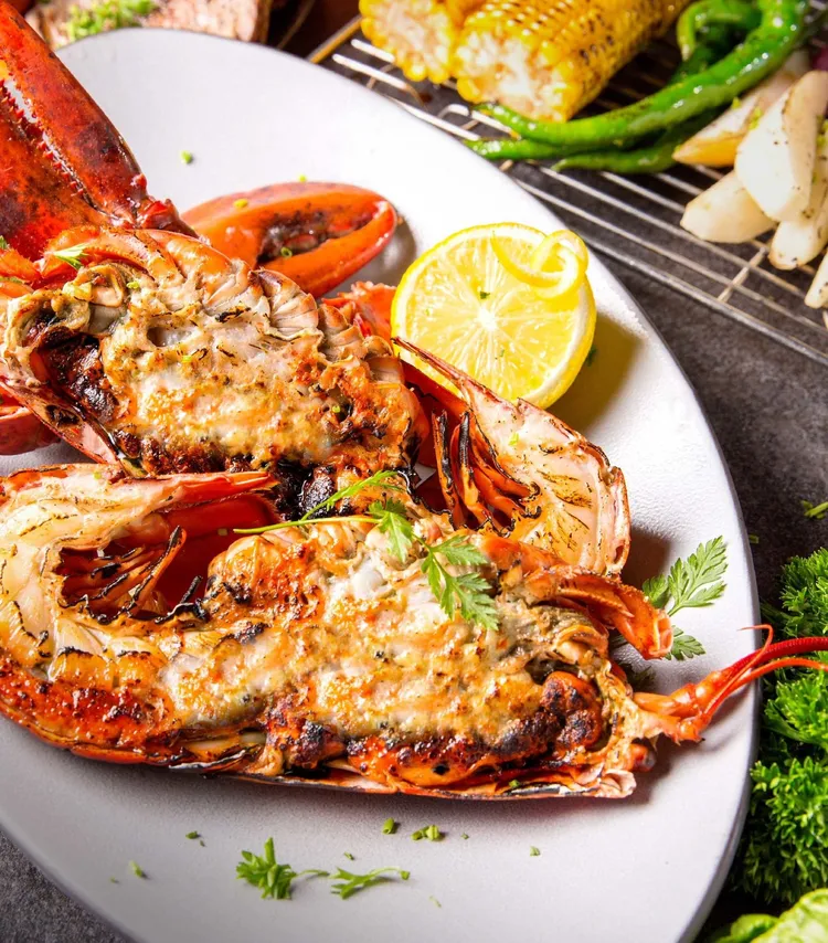 台北萬豪酒店Garden Kitchen，午間自助美饌可選擇五大主題區自助美饌，或加價搭配海鮮、頂級牛排與各式肉食等主餐，搭配精緻自助吧吃到飽。圖為主餐爐烤松露醬奶油龍蝦。業者提供