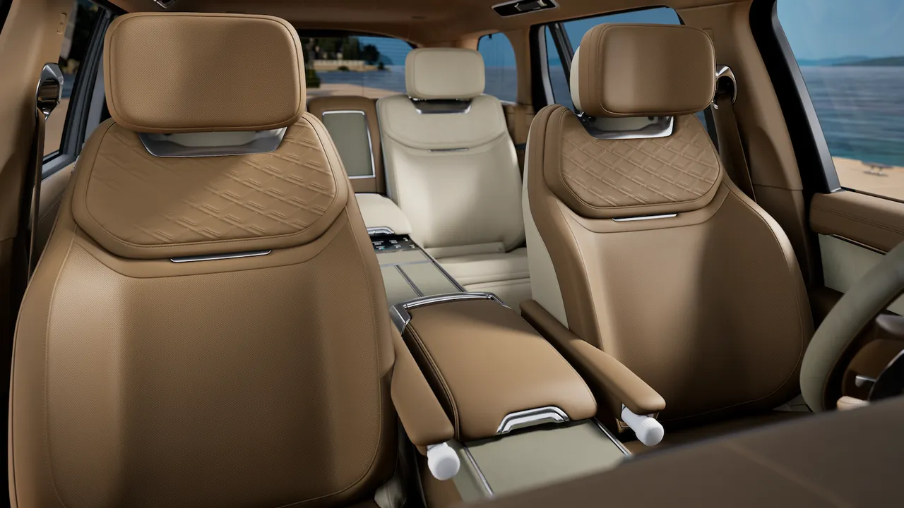 Range Rover SV雙前座椅以更為簡約俐落線條設計呈現精緻細節。業者提供