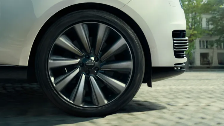 新年式車型採用全新Range Rover字樣的輪孔蓋設計強化品牌識別。業者提供