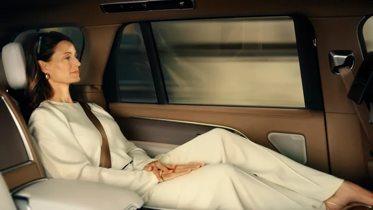 Range Rover SV首次導入的四座沉浸式體感座椅，達到沉浸式的乘坐體驗，長軸車型另升級配備沉浸式傳感地板。業者提供