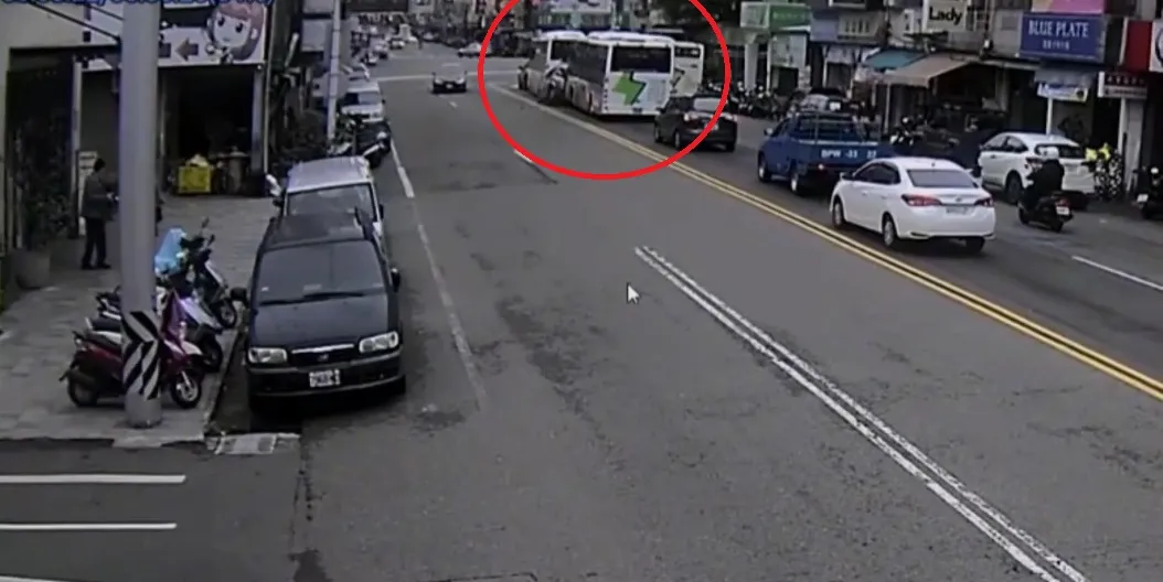 休旅車停等紅燈遭公車追撞。民眾提供