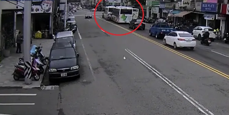 休旅車停等紅燈遭公車追撞。民眾提供