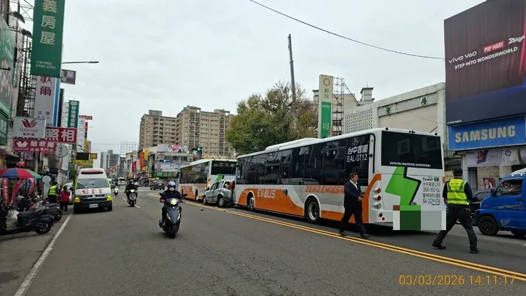 休旅車遭2輛公車前後夾擊。民眾提供
