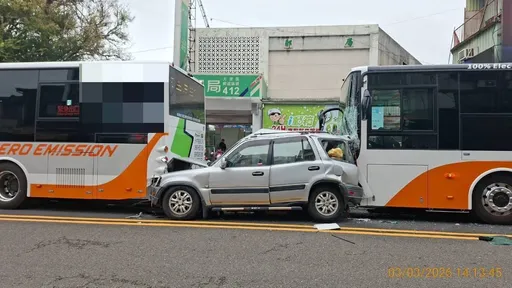 台中休旅車停等紅燈挨撞　公車「前後夾擊」釀2傷