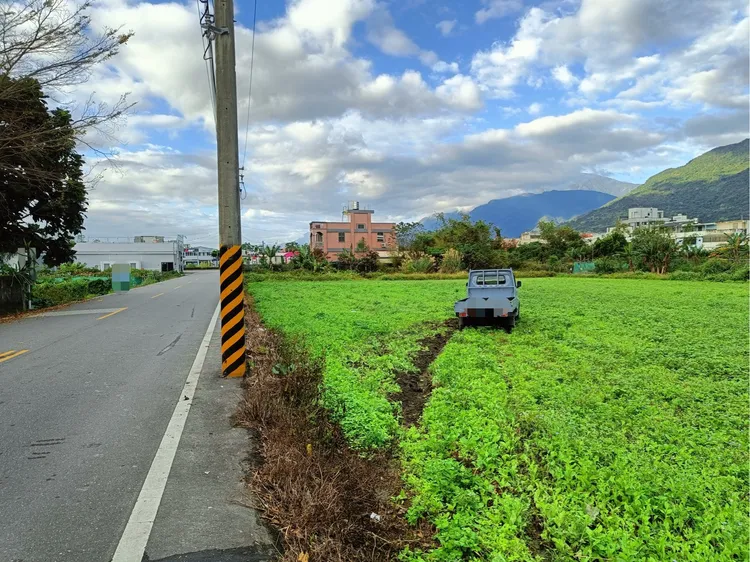 小貨車撞機車後衝入稻田內。消防局提供