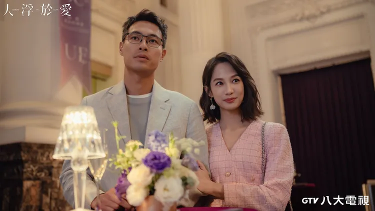 楊祐寧（左）在伴侶簡嫚書與第三者邵雨薇之間穿梭。八大電視提供