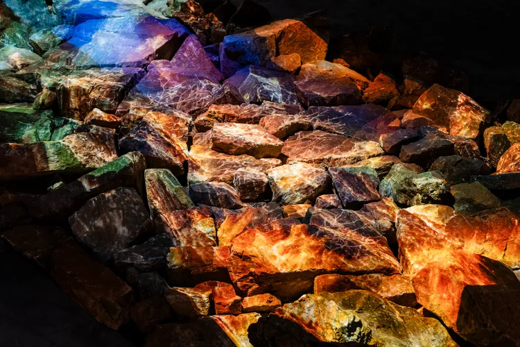 〈Light and Stone〉將石頭記憶影像投射於焦木表面，呈現光影變化。文化部提供
