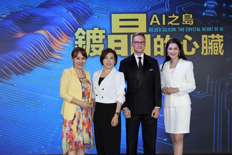 三立財經台台長王志郁（左起）、三立新聞副總白舒樺、CNN資深特派員Will Ripley、主持人李文儀。三立提供