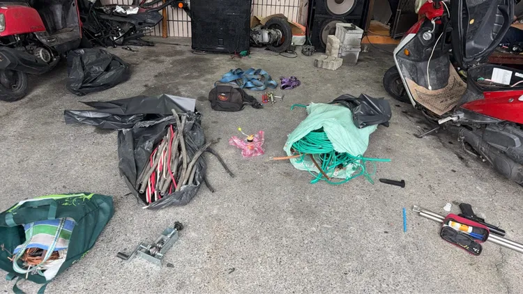警方現場查扣電纜線、銅線、電線塑膠皮、剝皮機等犯罪工具。翻攝畫面