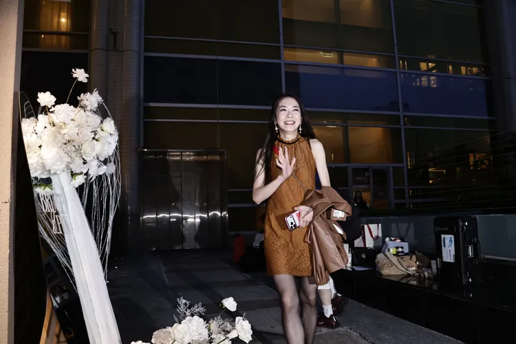 楊千霈匆匆忙忙趕來。攝影中心攝