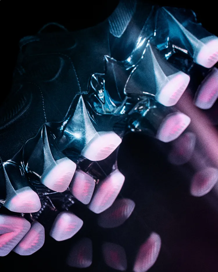 Mirage的每顆鞋釘皆以3D塑形TPU材質打造並填充泡棉緩震系統。品牌提供