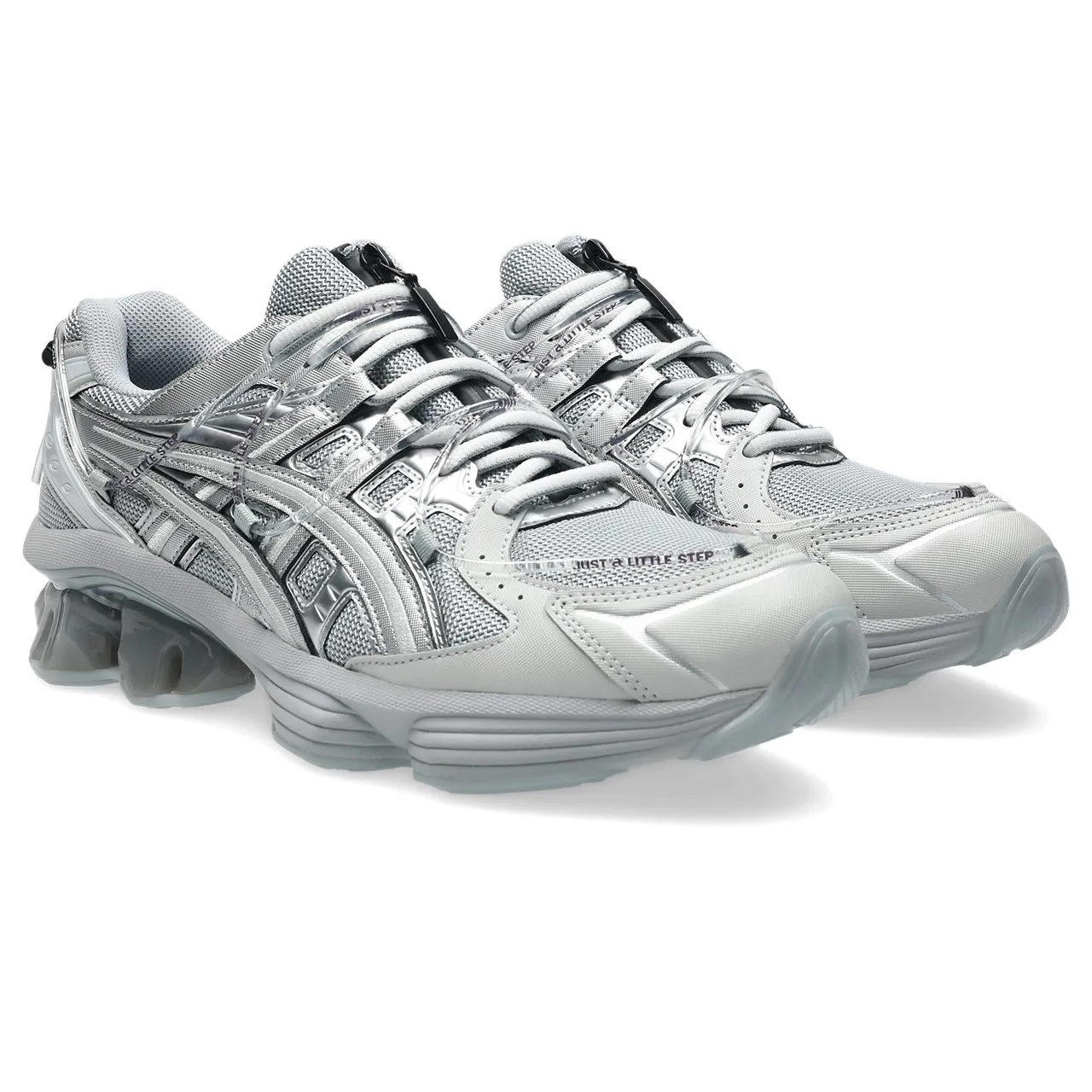 ASICS X YOASOBI聯名鞋GEL-KINETIC FLUENT Y質感銀，8980元。品牌提供