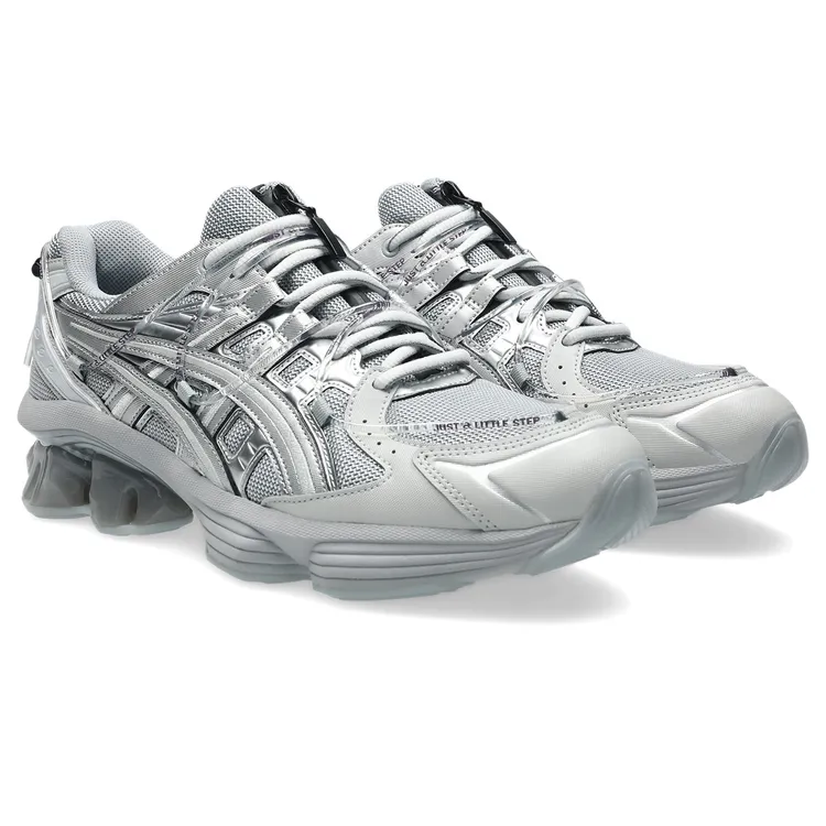 ASICS X YOASOBI聯名鞋GEL-KINETIC FLUENT Y質感銀，8980元。品牌提供