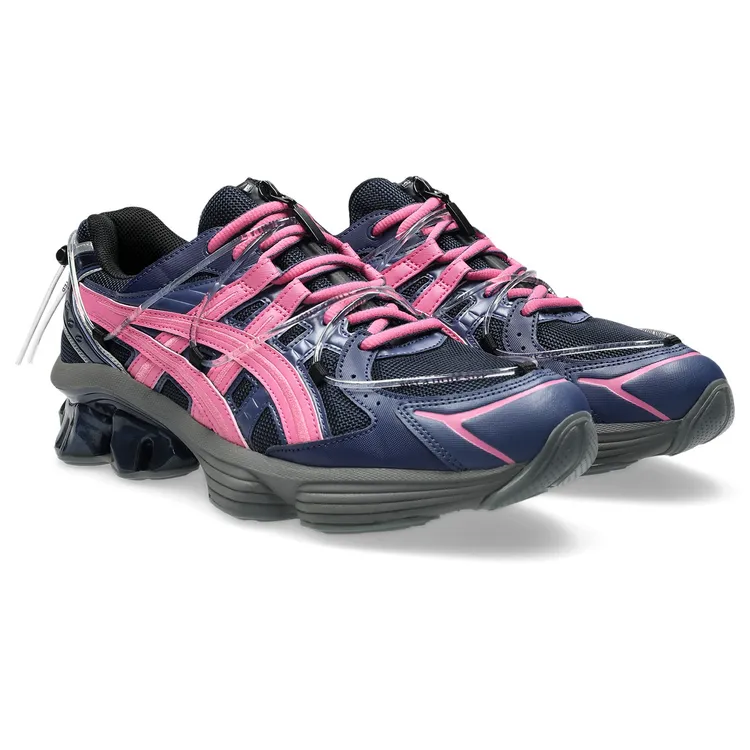 ASICS X YOASOBI聯名鞋GEL-KINETIC FLUENT Y暗夜粉，8980元。品牌提供