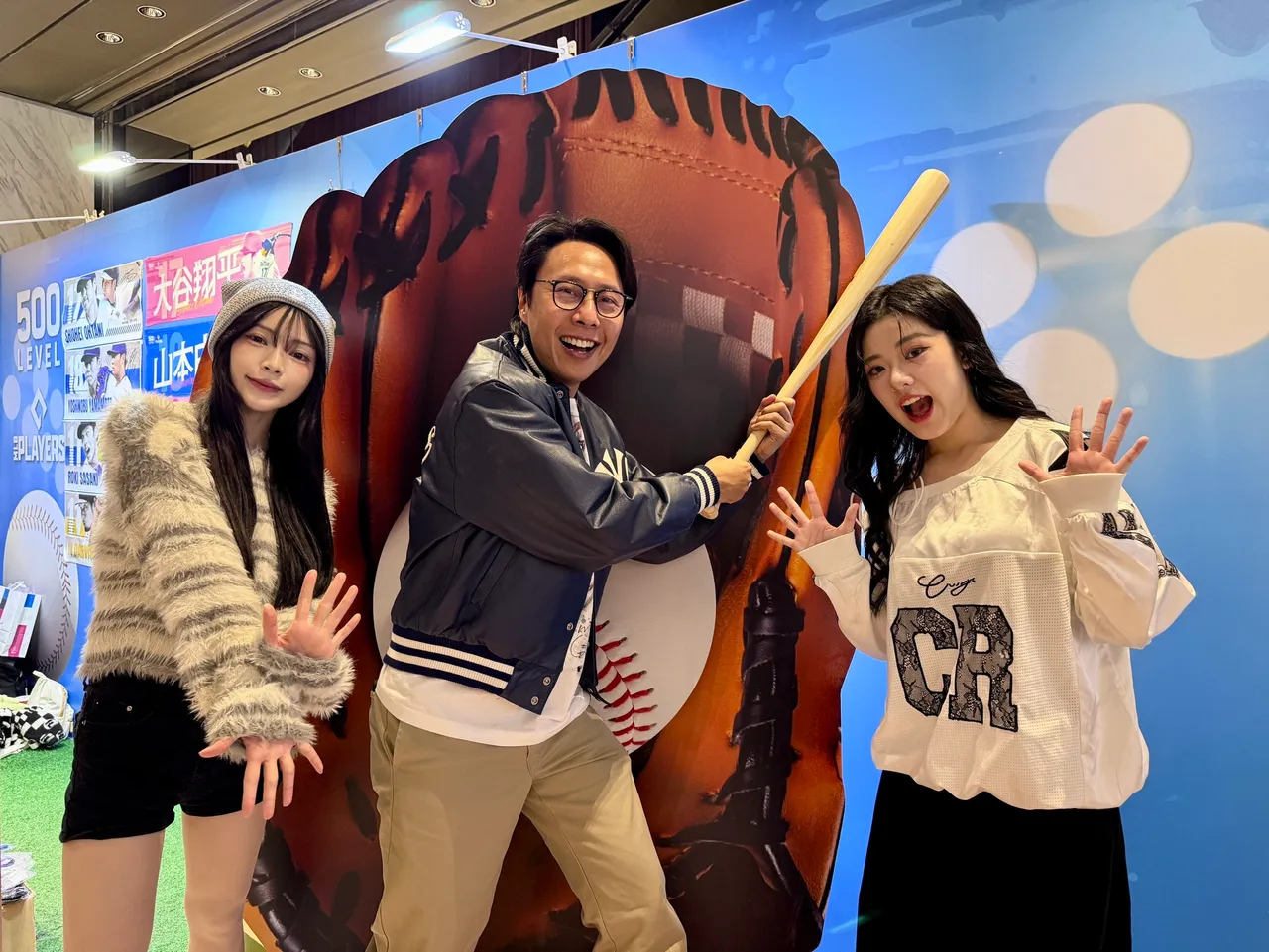 （由左至右）人氣啦啦隊女孩宛宛、「港仔台爸」金鐘主持張啟樂、饒舌歌手ZX 彷彿置身熱血球場。像素匯提供